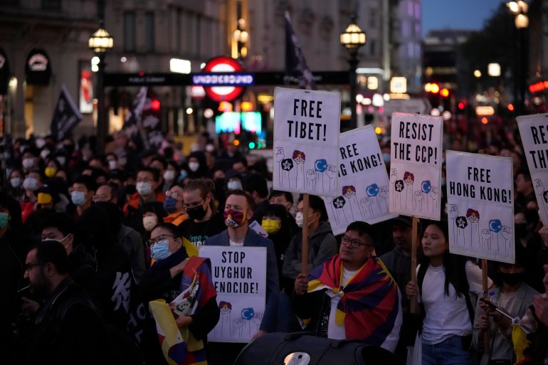 Протестиращите в Лондон се събраха срещу Китайската комунистическа партия. Те държат транспаранти с надписи „Свободен Тибет“, „Отхвърляне на ККП“ и „Свободен Хонконг“.  Повечето са от китайски етнос