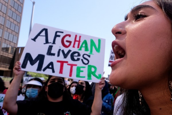 Защитници се страхуват, че специалните американски визи за афганистанци могат да изтекат въпреки опасностите