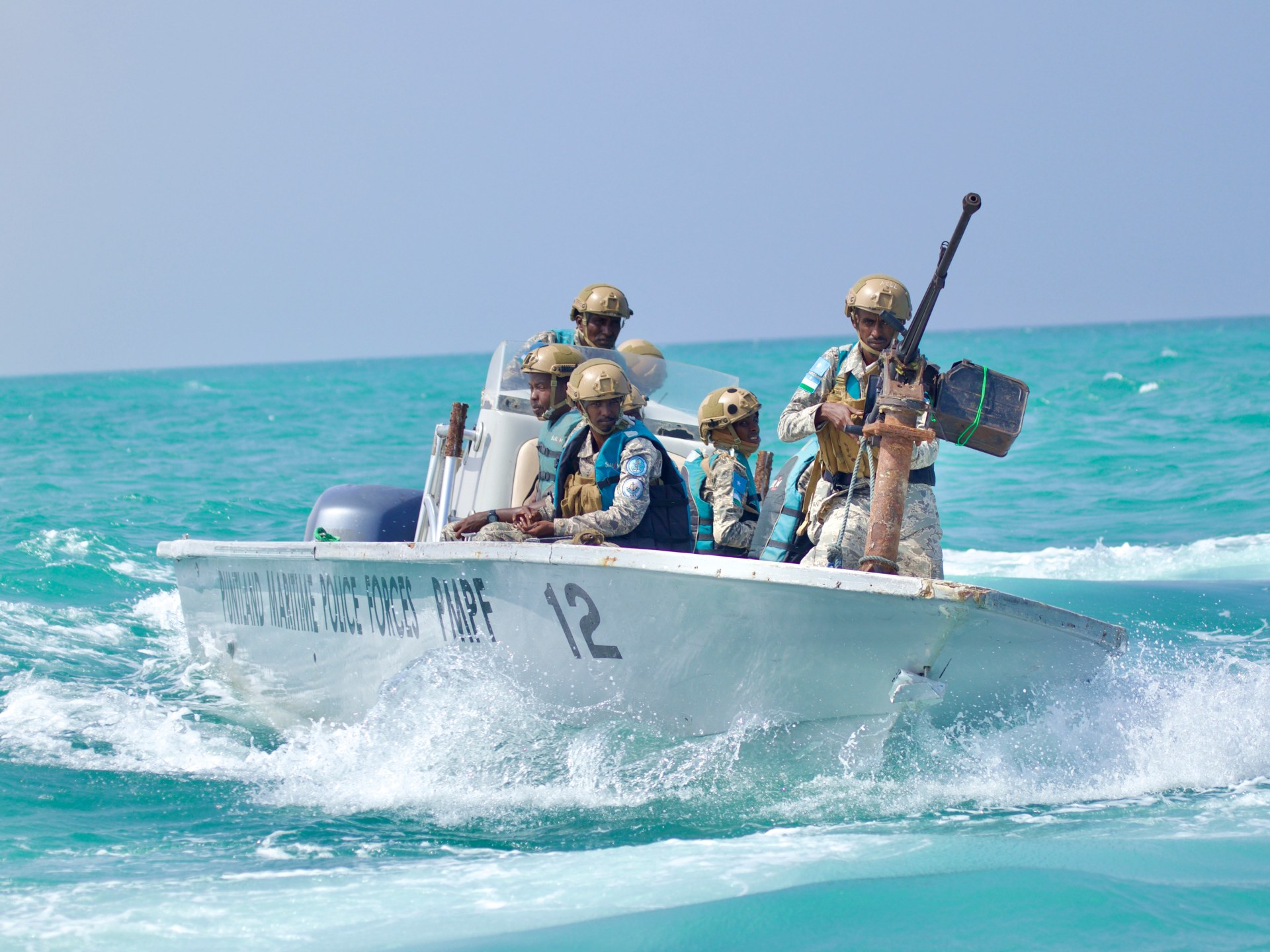 해적들이 소말리아 근처에서 화물선을 붙잡았다고 선주들은 말한다 |  배송 뉴스