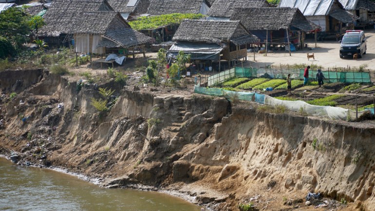 ၂၀၂၄ ခုနှစ် ဖေဖော်ဝါရီ ၈ ရက် ကြာသပတေးနေ့တွင် ထိုင်းနိုင်ငံ အနောက်ဘက် မဲဆောက်မြို့မှ သောင်ရင်းမြစ်ကိုဖြတ်ကာ မြန်မာနိုင်ငံရှိ ပြည်တွင်း ရွှေ့ပြောင်းဒုက္ခသည်များအတွက် စခန်းတစ်ခုအား ထိုင်းနိုင်ငံ နိုင်ငံခြားရေး ဝန်ကြီး Parnpree Bahiddha-Nukara မှ ဖြတ်ကူးရာ မဲဆောက်မြို့၌ ကြာသပတေးနေ့တွင် စခန်းချစစ်ဆေးနေပါသည်။ တစ်လခန့်မှစတင်၍ မြန်မာနိုင်ငံရှိ စစ်ဘေးရှောင်များအတွက် နယ်စပ်အကူအညီများ ပေးပို့မည်ဖြစ်သည်။  (AP ဓာတ်ပုံ/Jintamas Saksornchai)