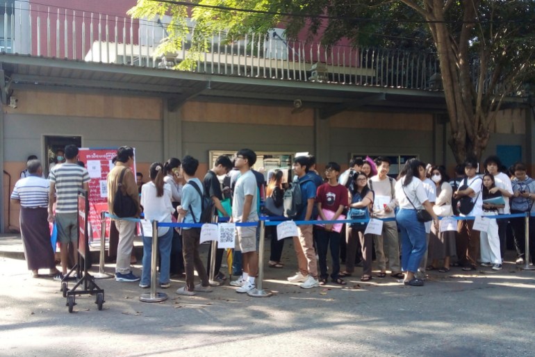 Люди стоят в очереди, чтобы войти в посольство Таиланда для получения визы в Янгоне, Мьянма, вторник, 20 февраля 2024 года. Толпы людей толпились, чтобы получить паспорта и визы в соседний Таиланд в течение двух недель с тех пор, как правительство активировало принятие закона. не менее 14 миллионов молодых людей подлежат призыву. (AP Photo)