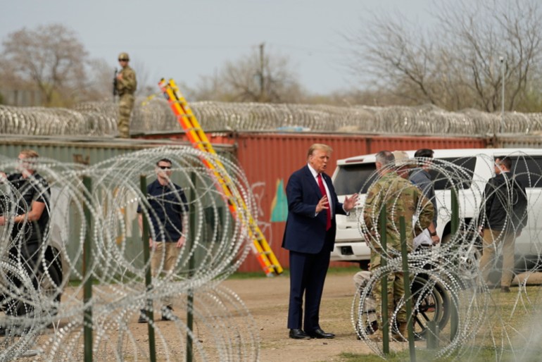 دونالد ترامپ، رئیس جمهور سابق جمهوری خواه، با سرلشگر توماس سوئلزر، ژنرال آجودان تگزاس، در شلبی پارک در جریان بازدید از مرز ایالات متحده و مکزیک، پنجشنبه، 29 فوریه 2024، صحبت می کند.