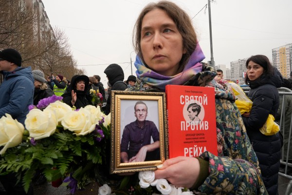 Снимки: Тълпи присъстват на погребението на Навални, докато Кремъл предупреждава срещу протести