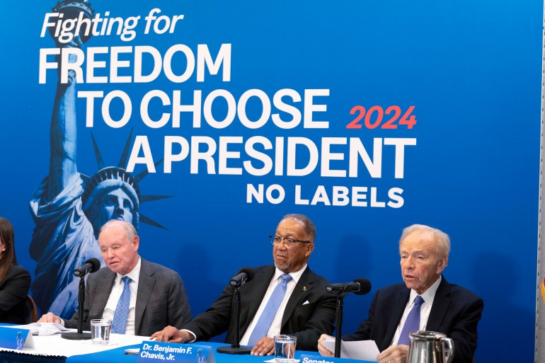 Joe Lieberman participa de um painel No Labels com outras duas pessoas sob o slogan 