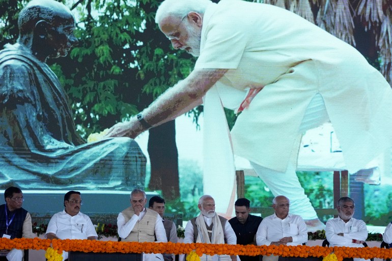 Der indische Premierminister Narendra Modi (Mitte) sitzt während der Eröffnung des Sanierungsprojekts des Sabarmati Mahatma Gandhi Ashrams in Ahmedabad, Indien, am Dienstag, 12. März 2024. (AP Photo/Ajit Solanki)