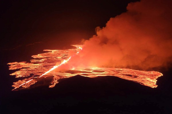 Исландия в извънредно положение след изригване на вулкан, четвърти път за 3 месеца
