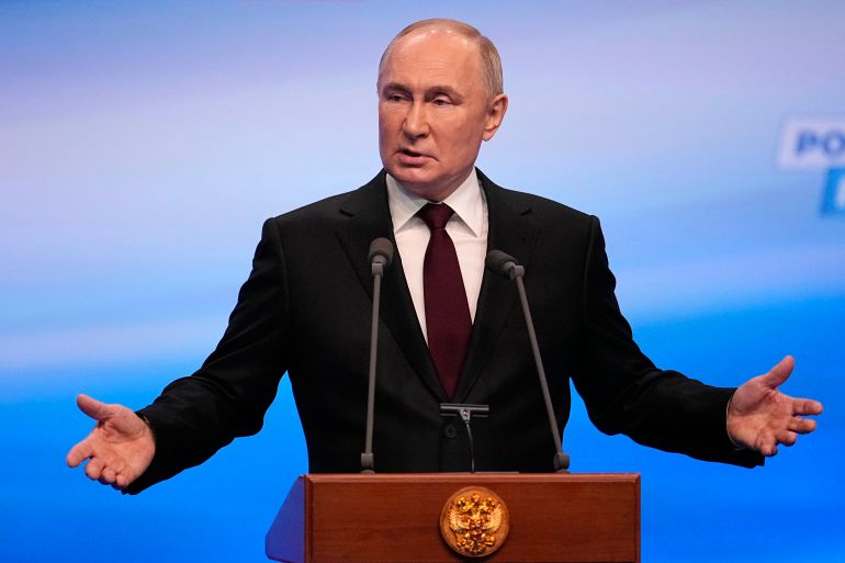 Il russo Putin saluta la vittoria elettorale criticata come illegittima