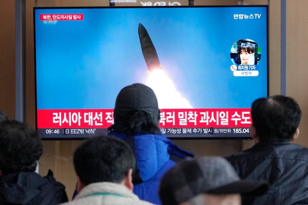 Северна Корея изстреля балистични ракети, докато Блинкен посещава Сеул