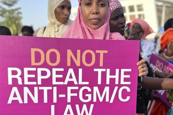 Майките се борят, за да защитят дъщерите си, докато Гамбия обмисля отмяна на забраната за генитално осакатяване на жени