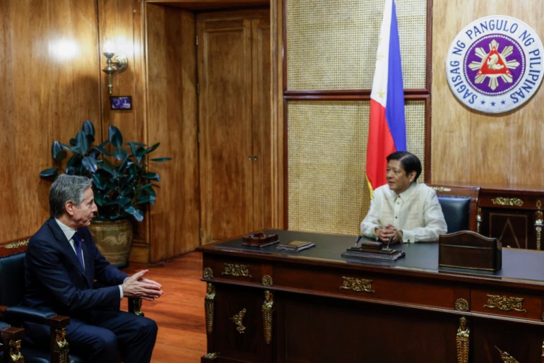 El secretario de Estado de Estados Unidos, Antony Blinken, a la izquierda, asiste a una reunión con el presidente filipino, Ferdinand Marcos Jr., en el Palacio de Malacañang en Manila, Filipinas.