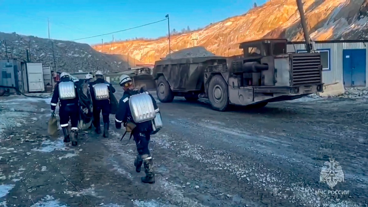 Российские спасатели спешат спасти 13 человек, оказавшихся в ловушке на обрушившемся золотом руднике |  Новости горного дела