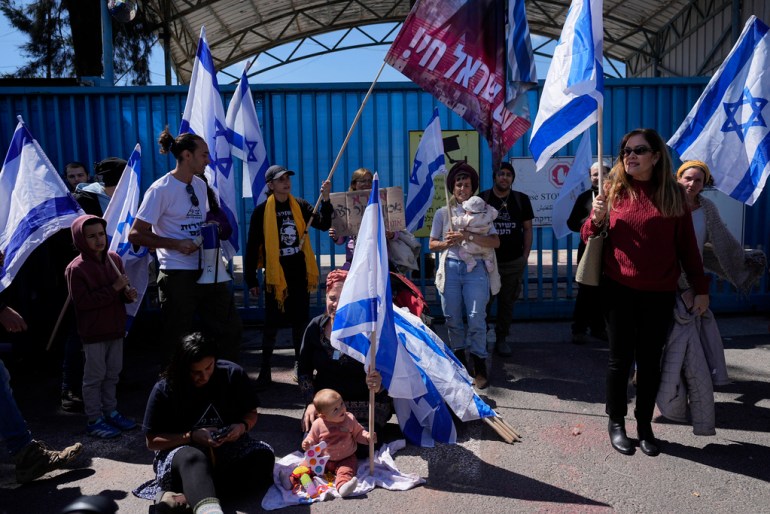 Israelenses bloqueiam a entrada da UNWRA, a principal agência da ONU que fornece ajuda na Faixa de Gaza, durante um protesto em Jerusalém, quarta-feira, 20 de março de 2024. A agência UNRWA está sofrendo com as alegações de que 12 de seus 13.000 funcionários de Gaza participaram do ataque • 7 ataques do Hamas no sul de Israel.  (Foto AP/Ohad Zwigenberg)