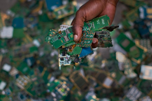 ООН казва, че електронните отпадъци се натрупват в световен мащаб, тъй като нивата на рециклиране остават ниски