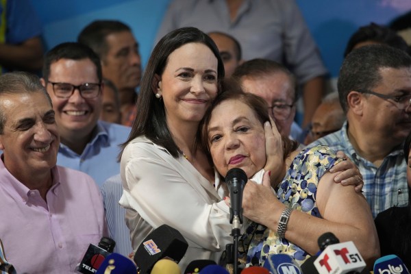 Изправен пред забрана за избори, лидерът на опозицията във Венецуела назначава алтернатива