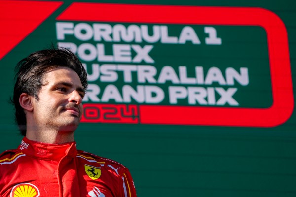 Карлос Сайнц с Ферари спечели Формула 1 ГП на Австралия, след като Верстапен се пенсионира