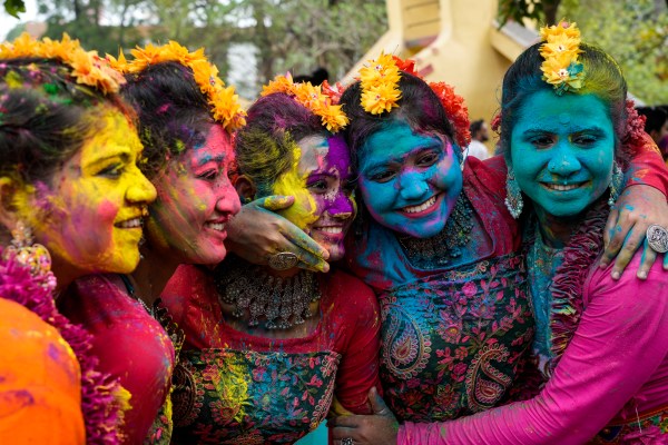 Индия празнува Холи, индуисткия фестивал на цветовете