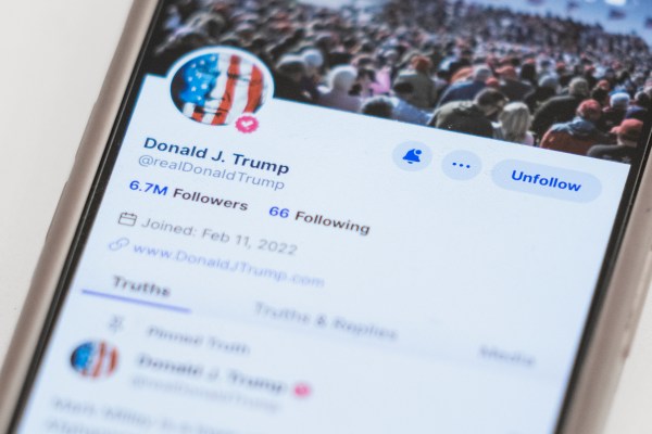 Акциите на бившата социална медийна компания на Доналд Тръмп скочиха