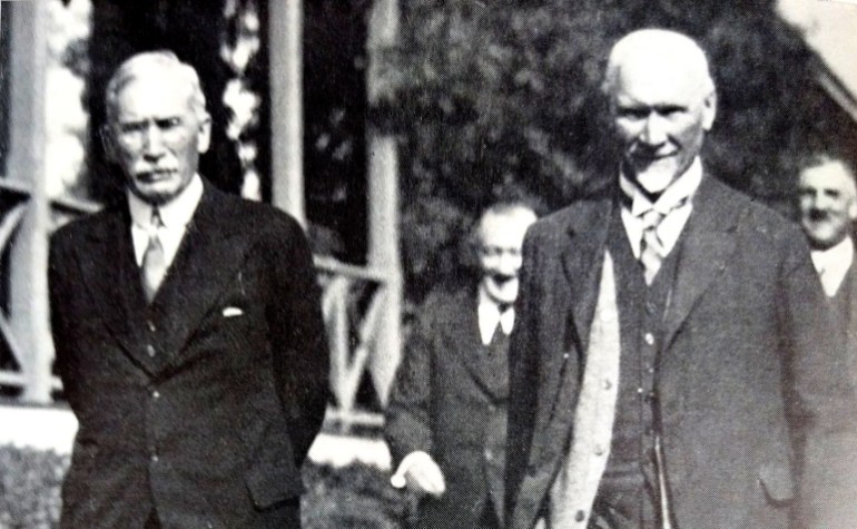JBM Hertzogg e Jan Smuts em frente ao Parlamento em 1938