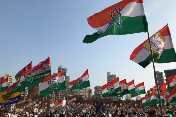 Мумбай, Индия – Силни скандирания и песни за справедливостта отекваха