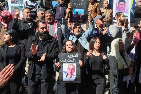 „Няма да отстъпи“: Друзите в сирийския град се събраха, след като режимът уби протестиращ