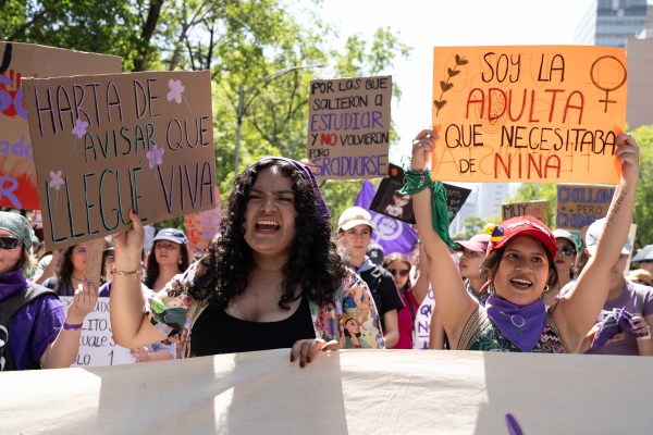 „Ние сме уморени, ядосани и ядосани“: 180 000 жени маршируват в Мексико Сити