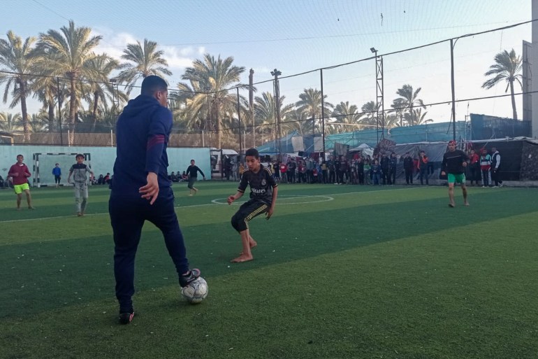 Khalil Al-Kafarnah (à direita) em ação durante um torneio de futebol do Ramadã no Al-Salah Football Club em Gaza (Abubaker Abed/Al Jazeera)