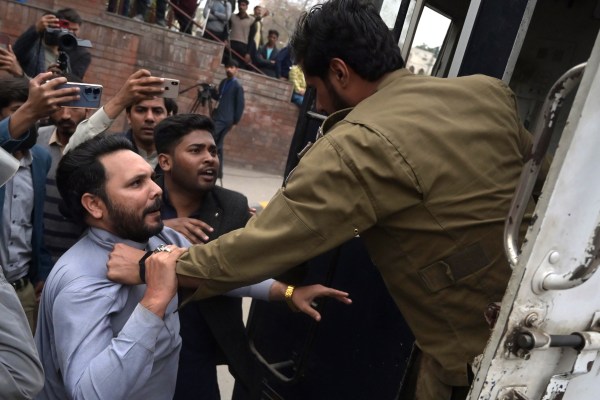 Исламабад, Пакистан – Полицията в Пакистан е обвинена в извършване