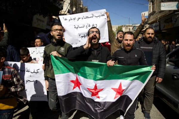 Биниш, Сирия – Въпреки опасностите от несъгласие, хората в Северозападна