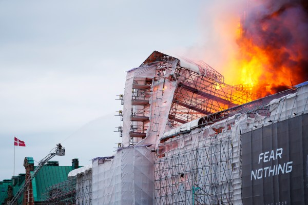 Пожар обхвана емблематичната сграда на фондовата борса в датския Копенхаген
