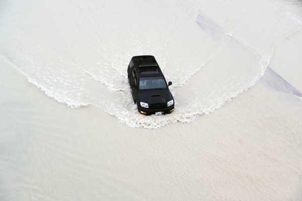 Дубай потъна в наводнения, тъй като ОАЕ получава повече от година и половина дъжд за часове