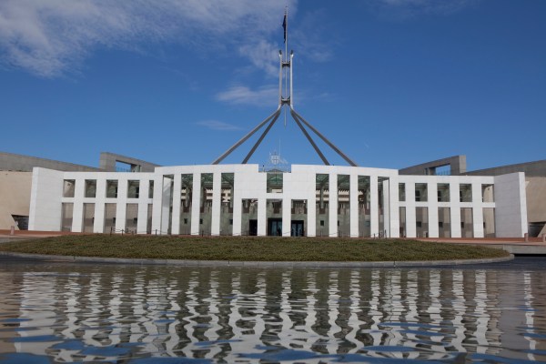 Бивш служител на австралийското правителство е изнасилил колега в парламента, установи съдия