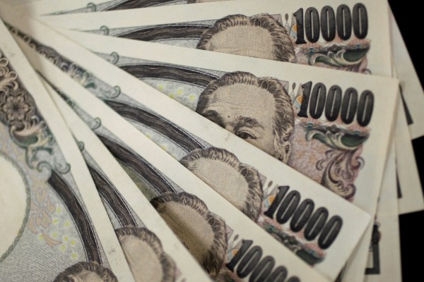 Японската йена се срина до 34 годишно дъно спрямо долара на