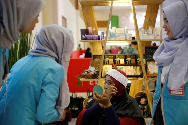 В Индонезия и Малайзия красотата е голям бизнес по време на Eid al-Fitr