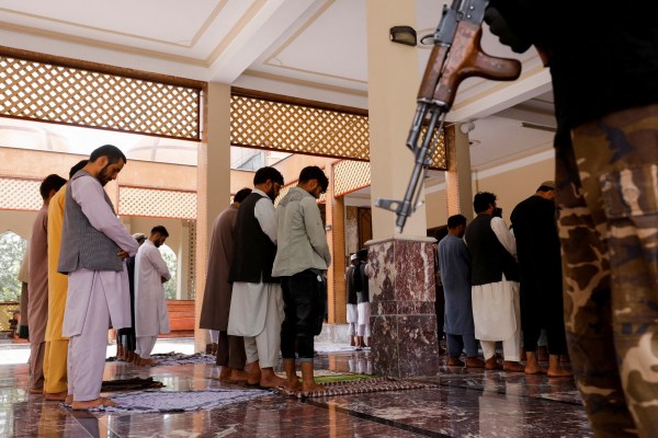 Въоръжен мъж уби най-малко шестима при нападение срещу джамия в Херат в Афганистан