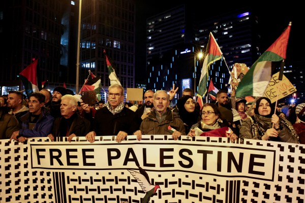 „Ние, евреите, просто сме арестувани; Палестинците са бити“: Протестиращите в Германия