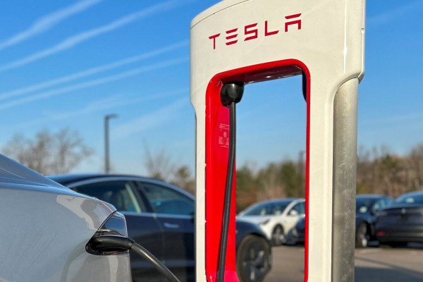 Производителят на електрически автомобили Tesla планира да съкрати повече от