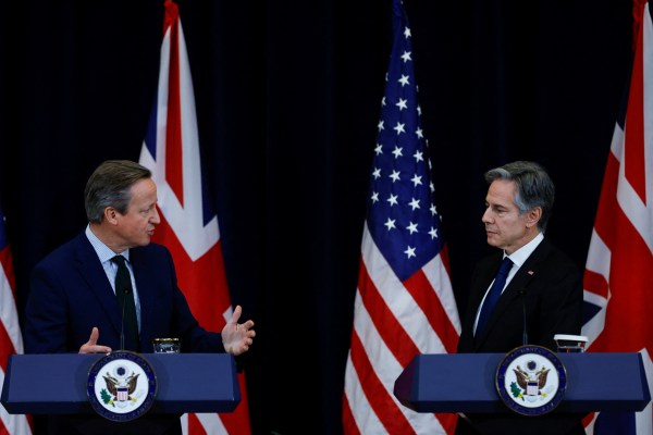Британският външен министър Дейвид Камерън ще настоява Конгресът на Съединените