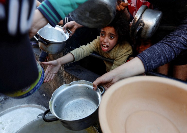 Palestinos esperam para receber comida