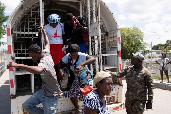 Защитниците на правата настояват за край на депортациите в Хаити, тъй като вълненията продължават