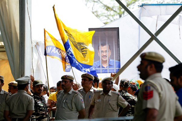 Ключов опозиционен лидер в Индия беше изпратен в затвора до 15 април по дело за корупция
