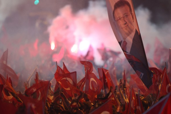 Анализ: Грешки на управляващата партия дават надежда на турската опозиция за бъдещето
