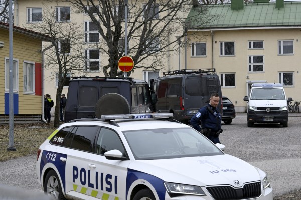 Един убит, двама ранени, когато дете откри стрелба във финландско училище