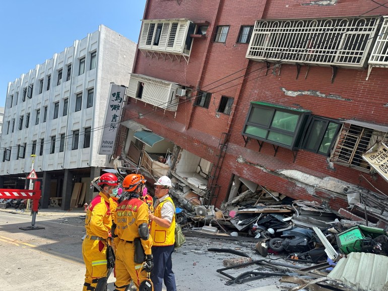 Les pompiers interviennent sur le site où un bâtiment s'est effondré