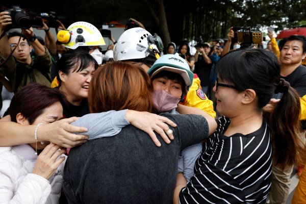 Спасителите в Тайван продължават издирването на 18 души, които все