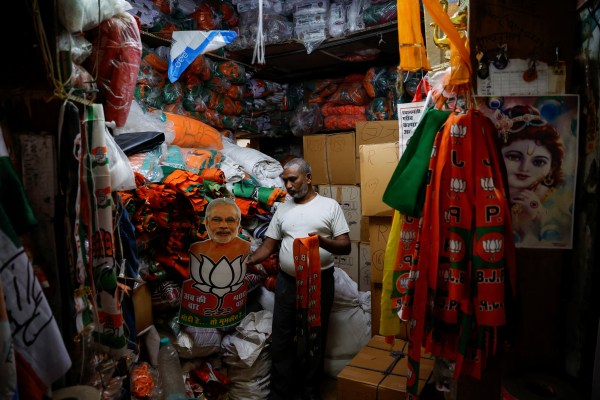 Продажбите на политически стоки се увеличават дни преди близо милиард индийци да гласуват
