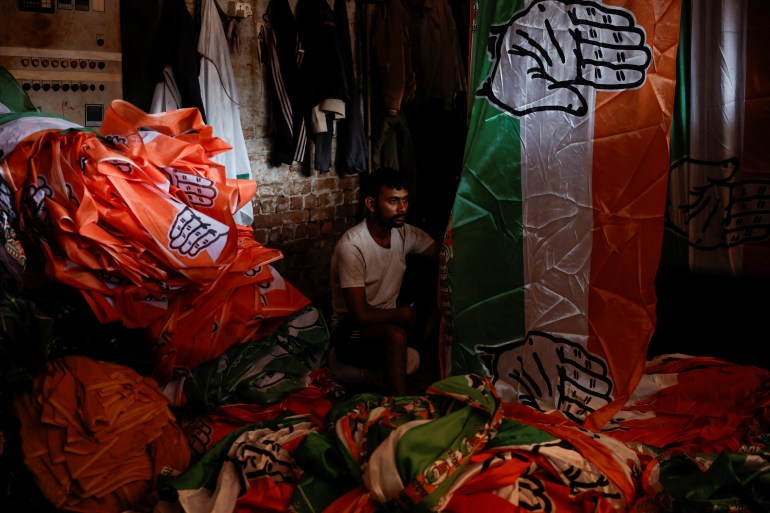 Ein Arbeiter sortiert fertige Flaggenstoffe der Kongresspartei in einer Flaggenfabrik in Mathura, Indien, 29. März 2024