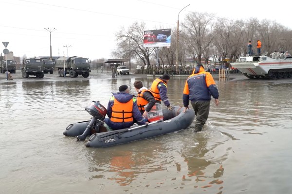 Кремъл предупреждава, че наводненията може да се влошат, тъй като Казахстан и Русия евакуират 100 000