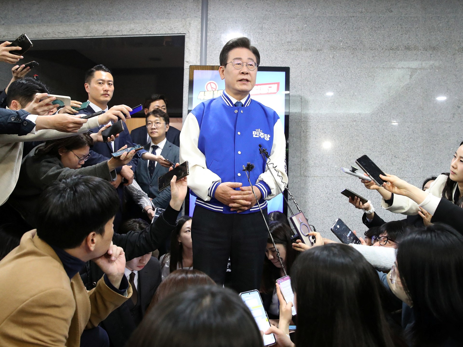 한국 선거: 여론조사 결과 야당의 과반 득표율 증가 |  선거 뉴스