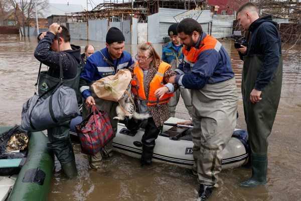 Русия и Казахстан евакуират 110 000 души, тъй като рекордните наводнения ще се влошат