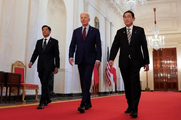Лидерите на Япония Филипините и Съединените щати изразиха сериозна загриженост